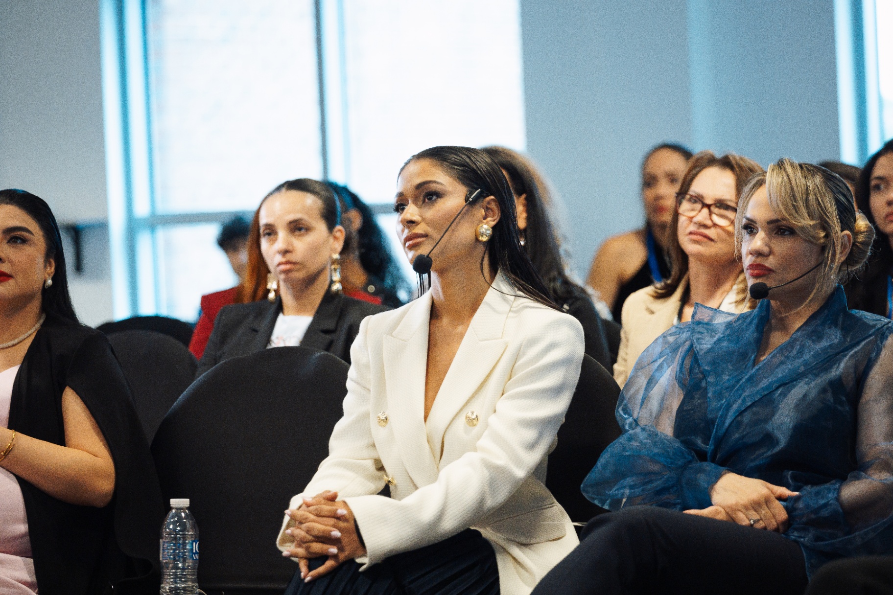 Mulheres atentas na primeira fila da mentoria