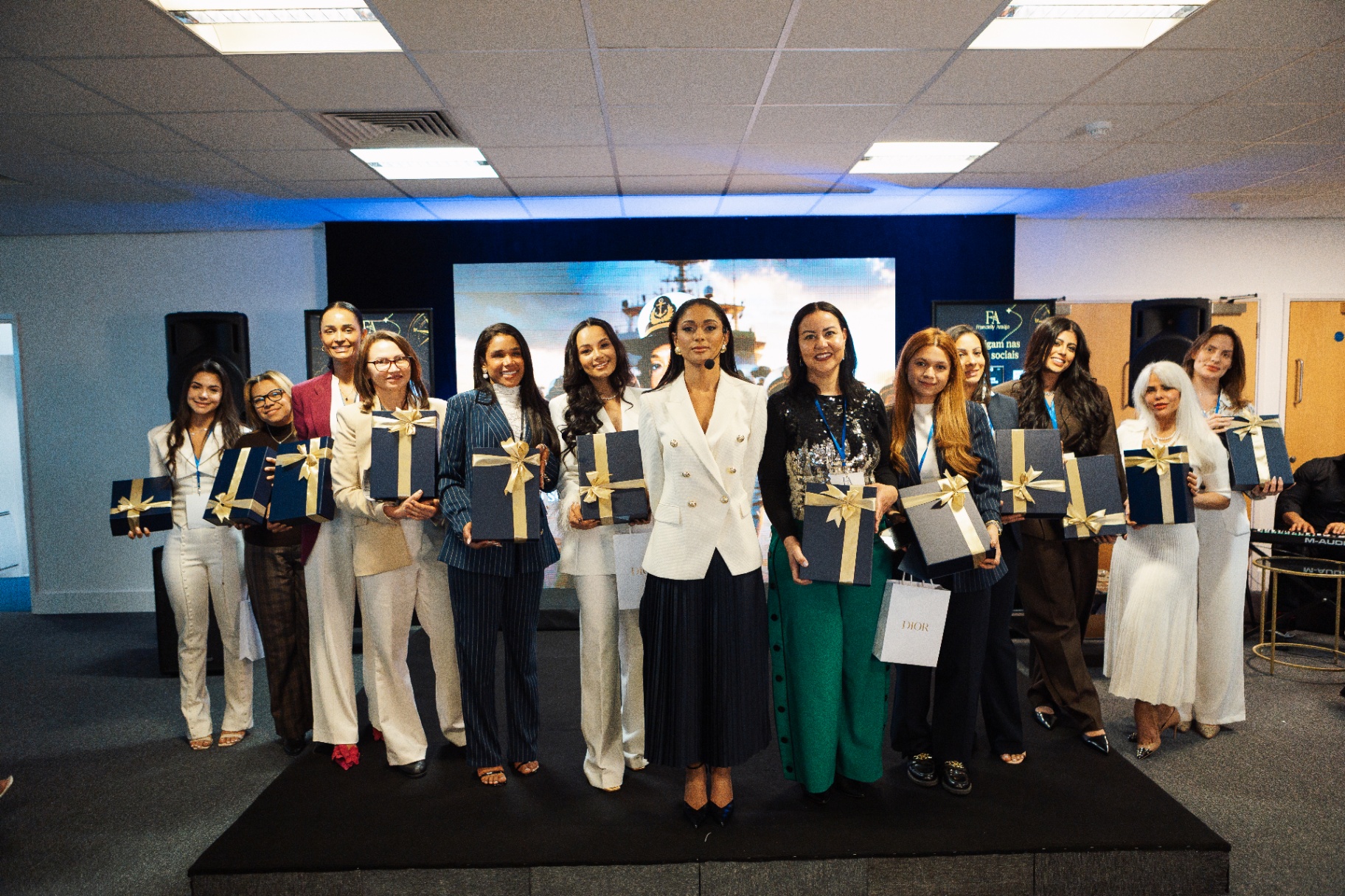 Grupo de mulheres com presentes ao final da jornada