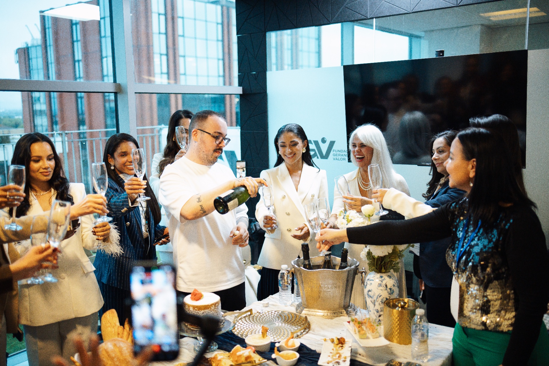 Brinde com champagne celebrando a conclusão